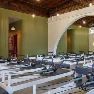 Reformer Pilates Commercial Professionnel en Aluminium pour Studio – Amincissement Corporel et Exercice Commercial