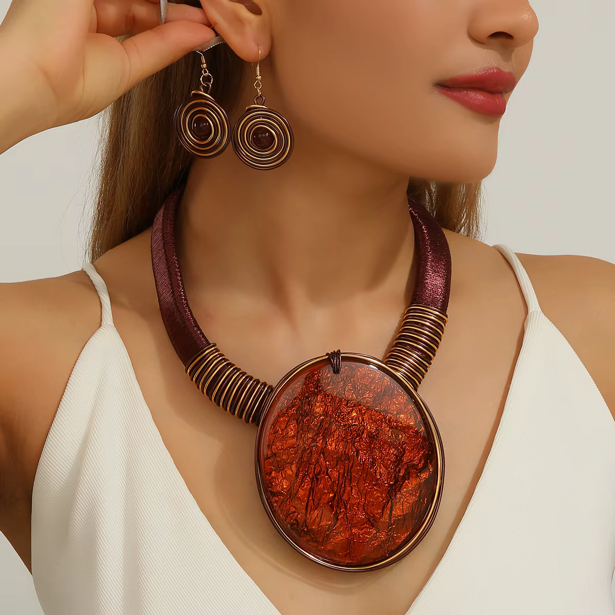 Ensemble de bijoux tendance pour femme : collier bib et boucles d'oreilles faits main en fil d'alumi