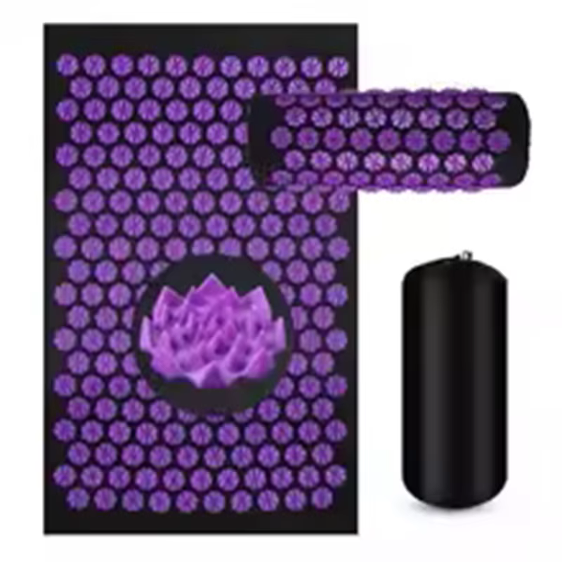 Ceci est un ensemble de tapis de massage d'acupression. Le tapis principal est couvert de points sur