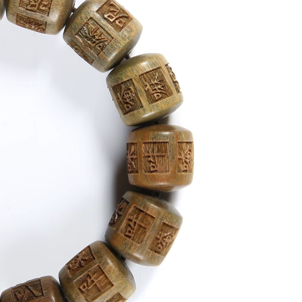 Mantra en bois de santal