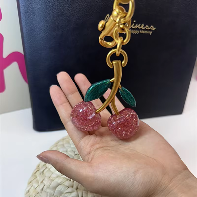 Pendentif cerise en cristal rose, accessoire de décoration pour sac à main d'entraîneur, sac à bandoulière pour femmes, porte-clés de haute qualité, pièce de fixation