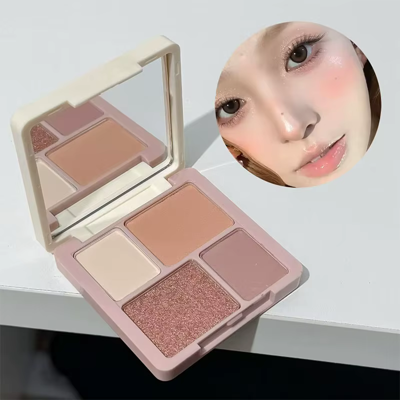 Ensemble de maquillage comprenant 4 gloss à lèvres, 1 huile à lèvres, 1 crème à lèvres, 1 eye-liner, 1 mascara, 1 crayon à sourcils, 1 blush, 1 illuminateur, 1 fard à paupières, 1 poudre pressée