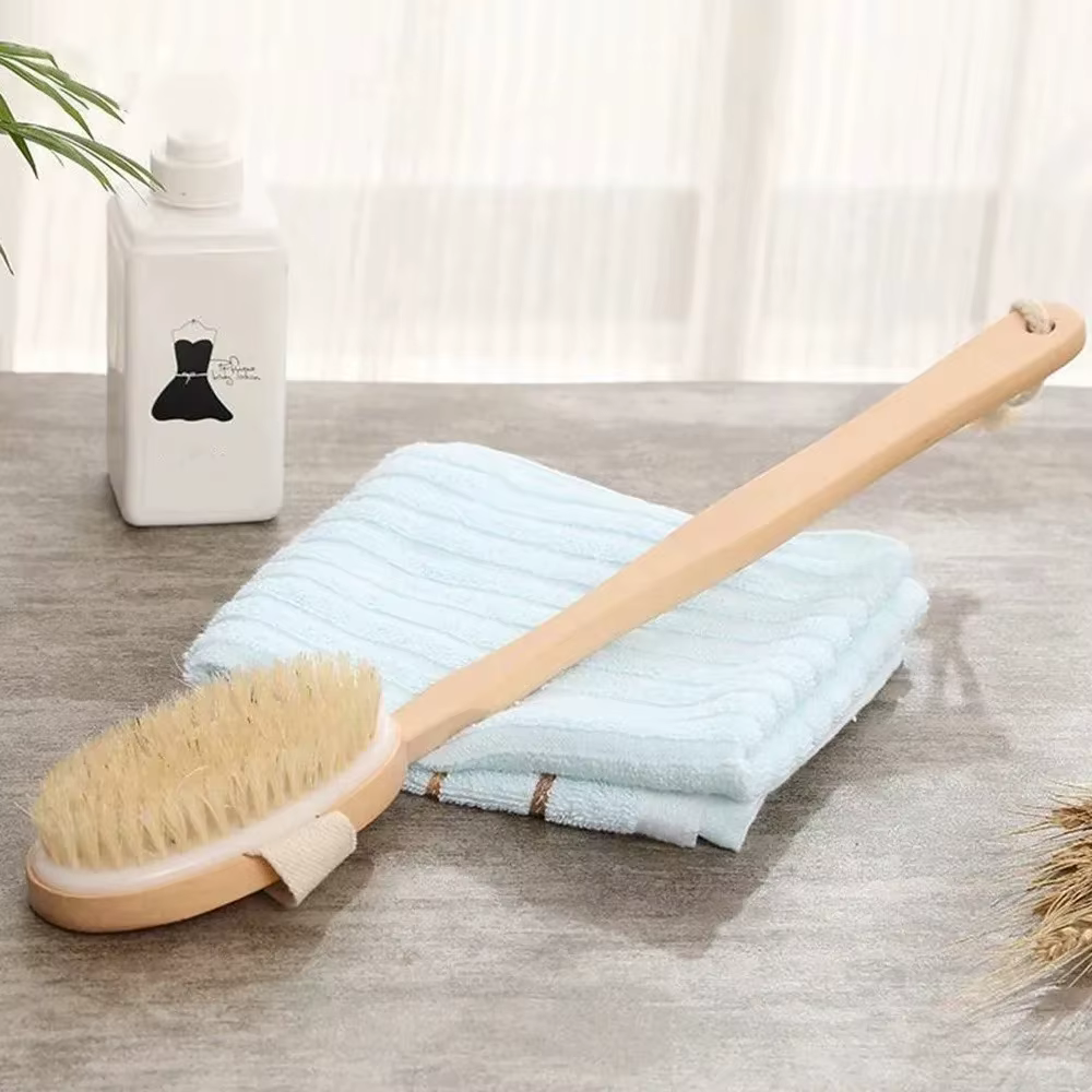 Brosse de bain naturelle avec long manche en bois