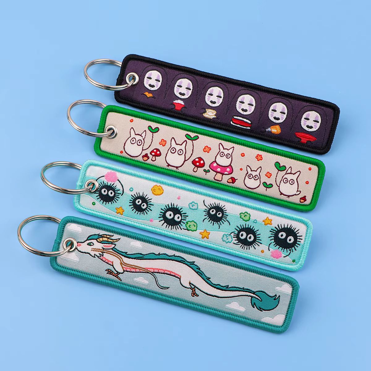 Porte-clés brodés Manga, breloques et étiquettes mignonnes de dessins animés pour sacs et voitures, cadeaux de collection pour les fans d'anime, accessoires