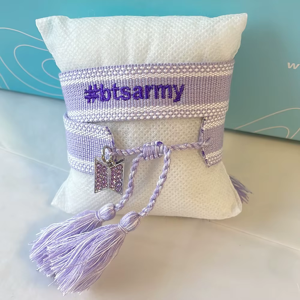 Collection de bracelets imprimés léopard violet | Bracelet en tissu réglable avec breloque violette | Cadeau pour les fans