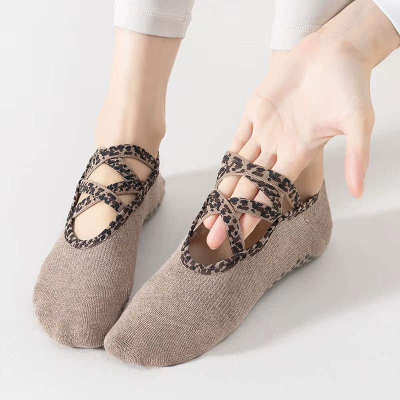 Chaussettes de yoga pour femmes en coton avec barre pivotante en silicone antidérapante pour Pilates
