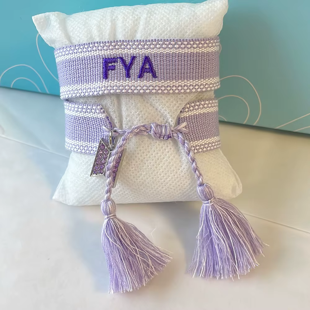 Collection de bracelets imprimés léopard violet | Bracelet en tissu réglable avec breloque violette | Cadeau pour les fans