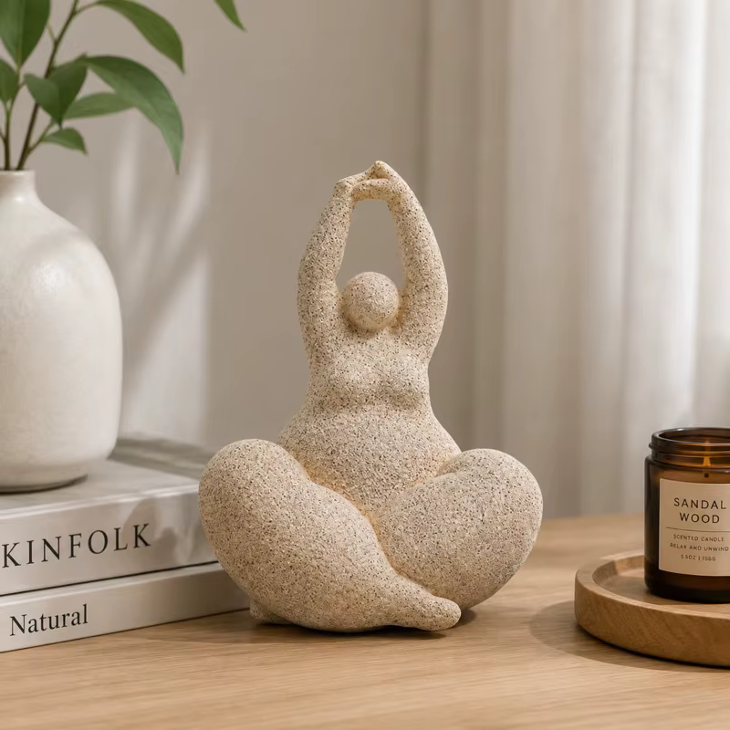 Sculpture abstraite de femme en yoga en résine rouge terre cuite