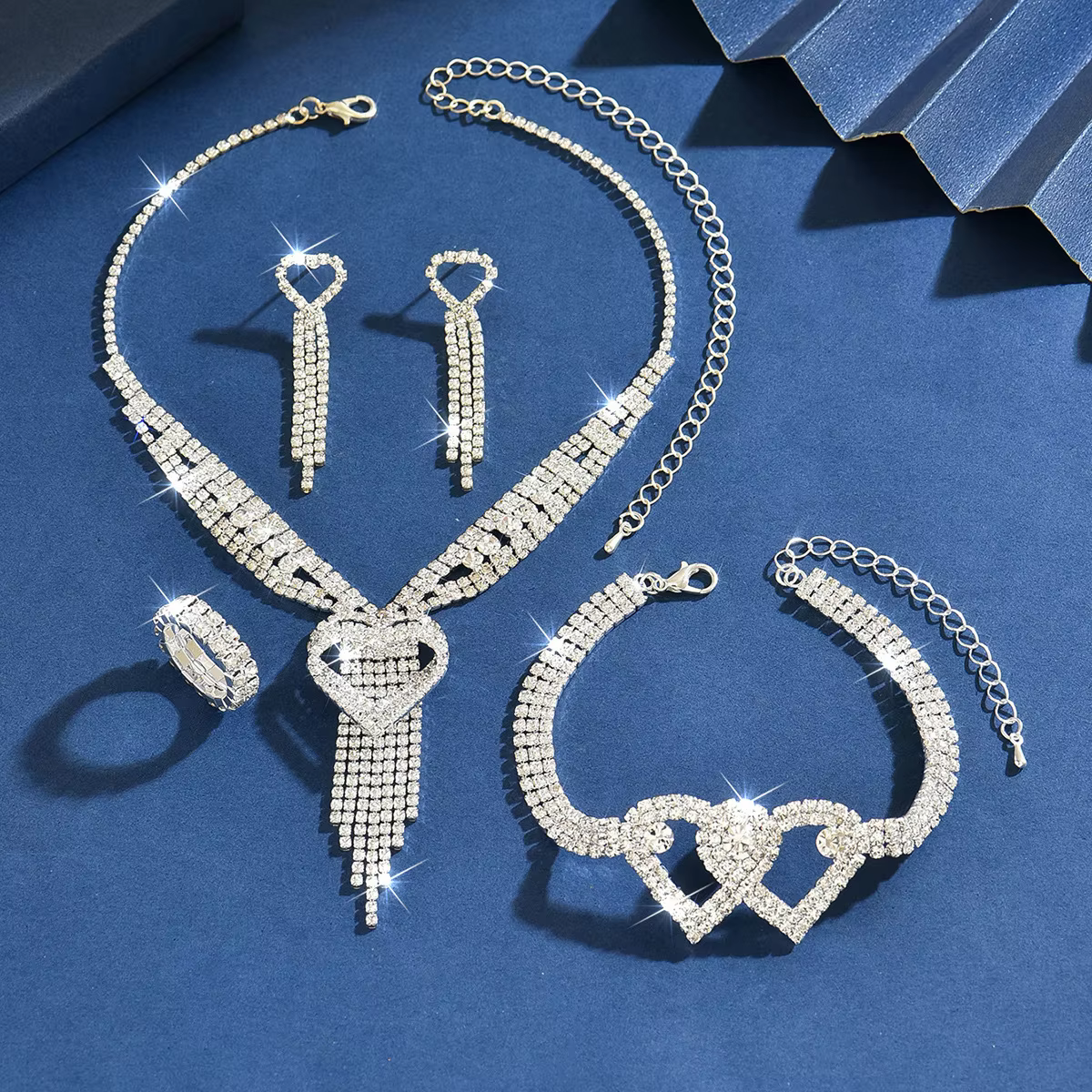 Nouvel ensemble d'accessoires de mariée : collier à franges en forme de cœur à trois couches, boucles d'oreilles, bague et bracelet
