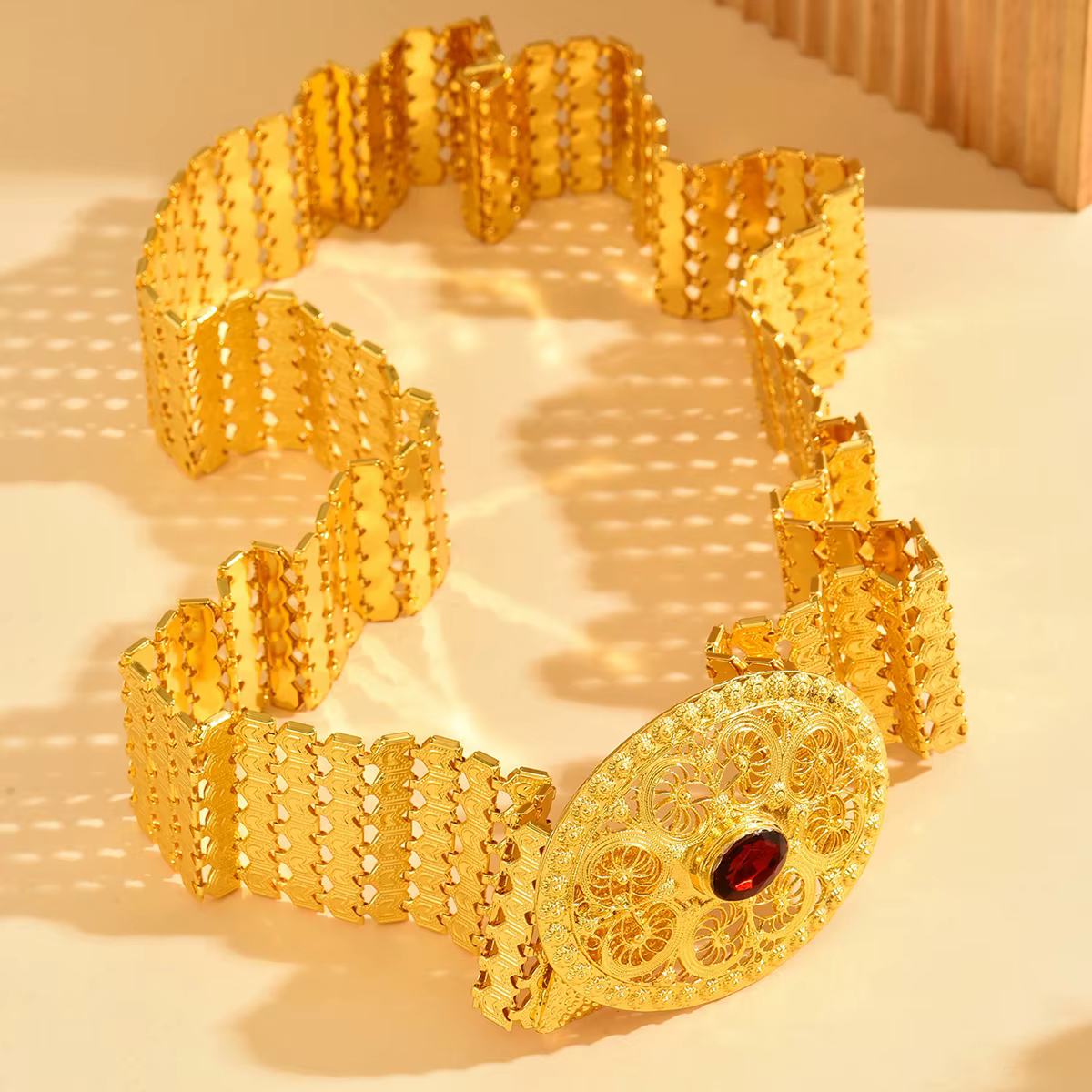 Ceinture large ton doré avec boucle en filigrane complexe et gemme rouge, ceinture de taille réglable pour robes, accessoire de fête élégant