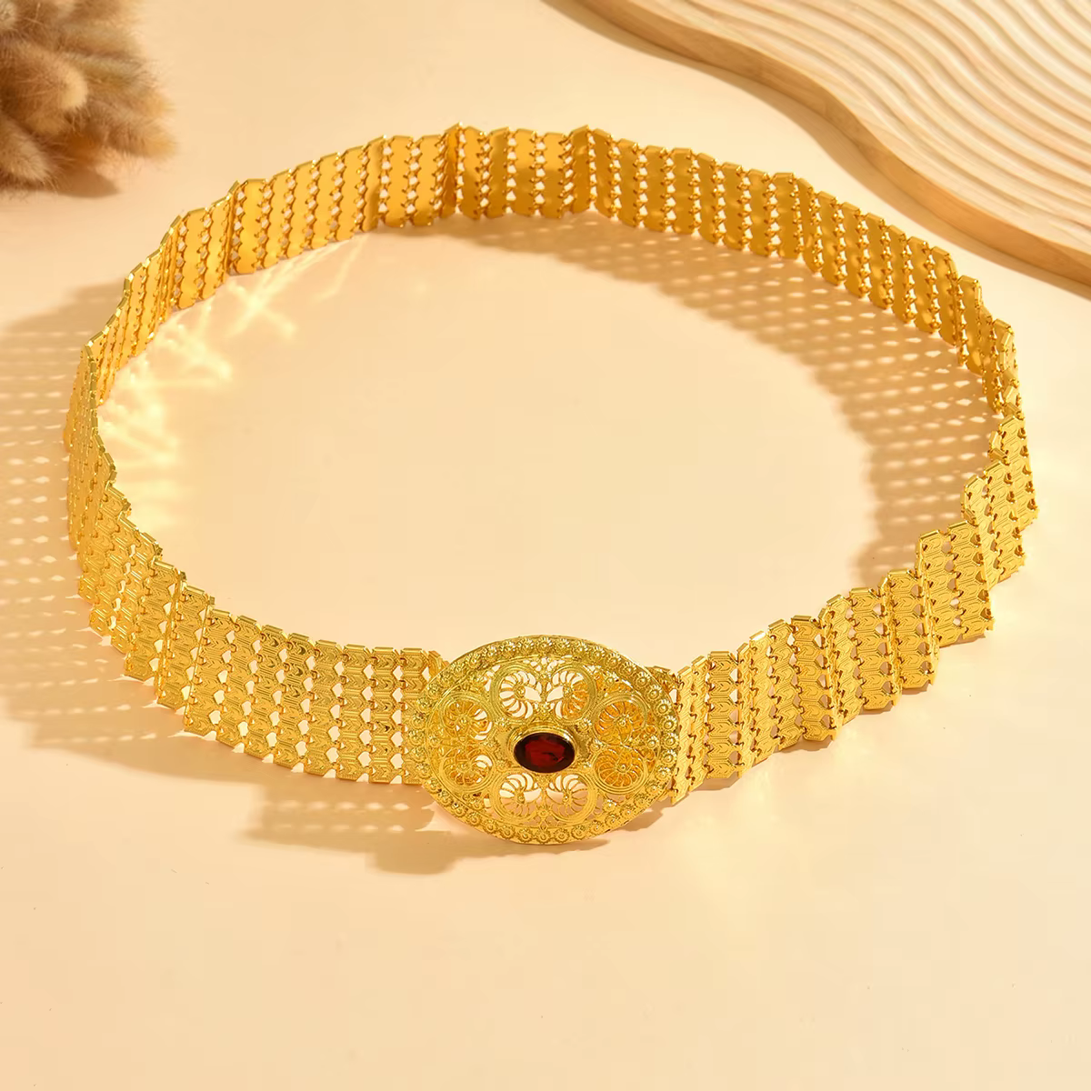 Ceinture large ton doré avec boucle en filigrane complexe et gemme rouge, ceinture de taille réglable pour robes, accessoire de fête élégant