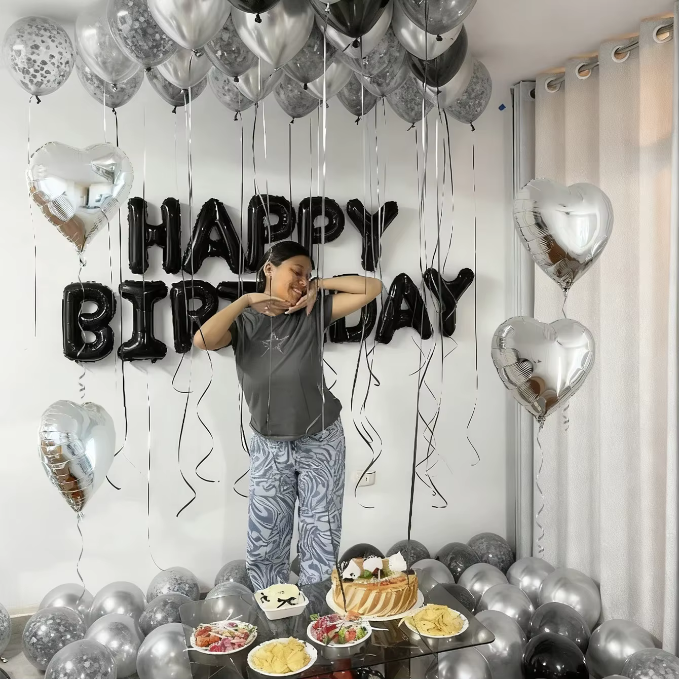 Ensemble de ballons joyeux anniversaire argentés et noirs, adaptés à la décoration de fête d'anniversaire et aux accessoires photo