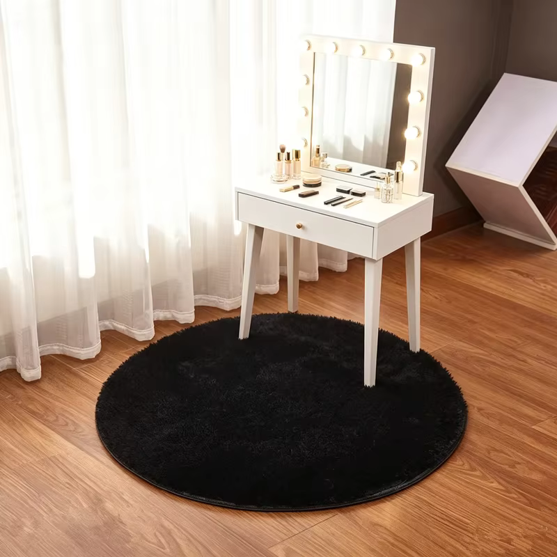 Tapis rond noir avec longue peluche