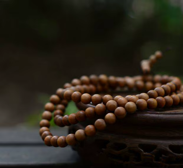Bracelet mala 108 perles en bois de santal de Mysore naturel pour yoga
