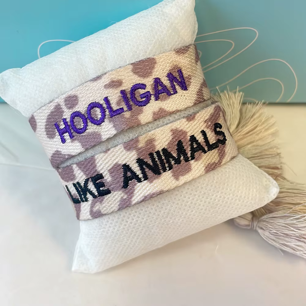 Collection de bracelets imprimés léopard violet |   Bracelet en tissu réglable avec breloque violette |   Cadeau pour les fans