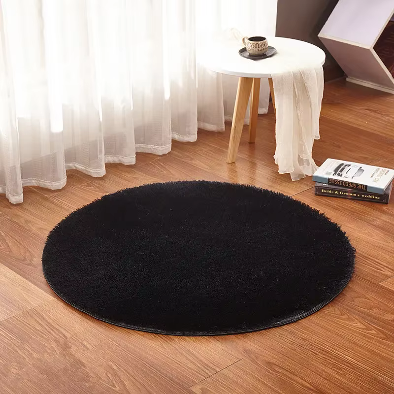 Tapis rond noir avec longue peluche