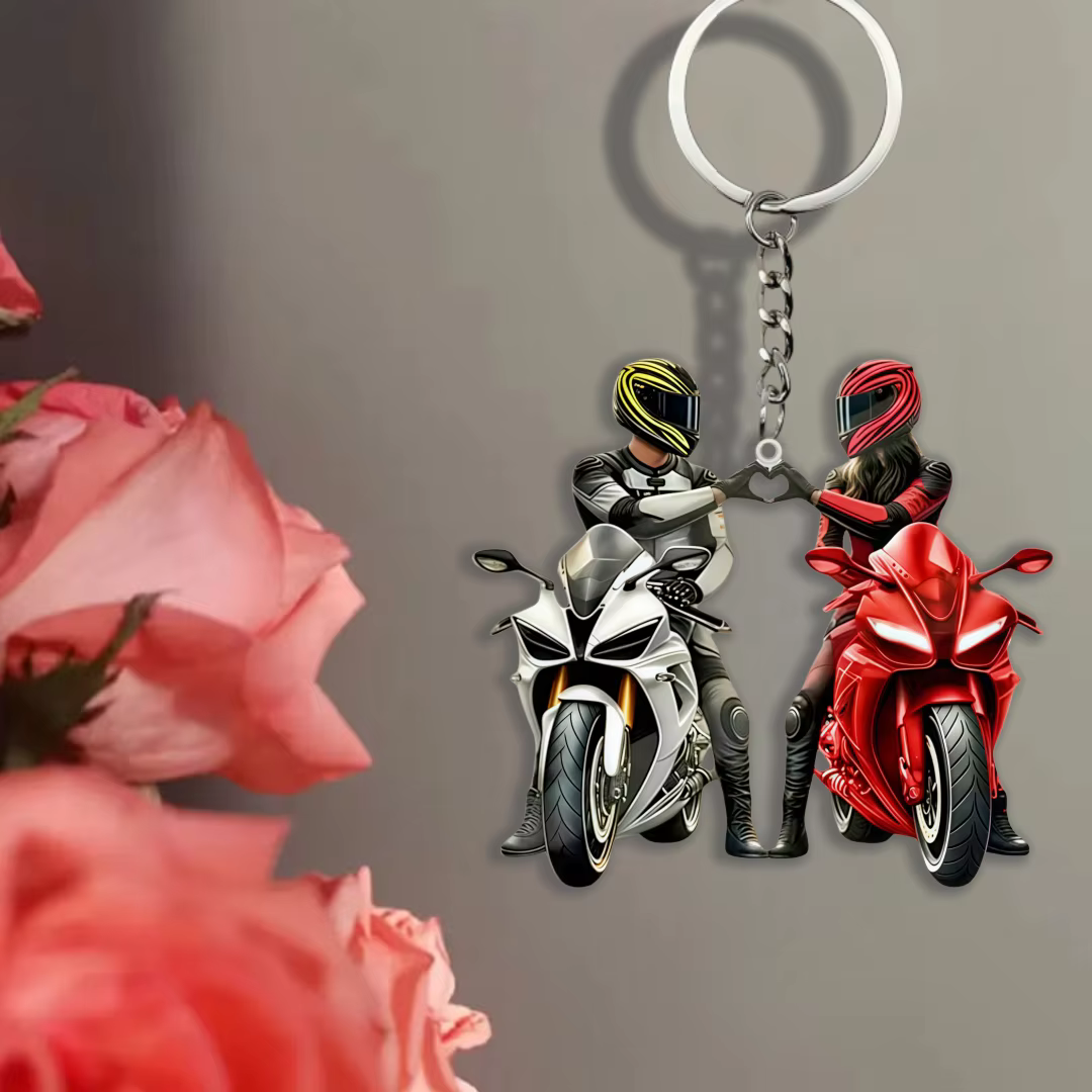 Porte-clés 2D cool pour couple, pendentif en acrylique pour passionnés de moto, accessoire décoratif plat à suspendre pour voiture, sac à dos, cadeau d'anniversaire