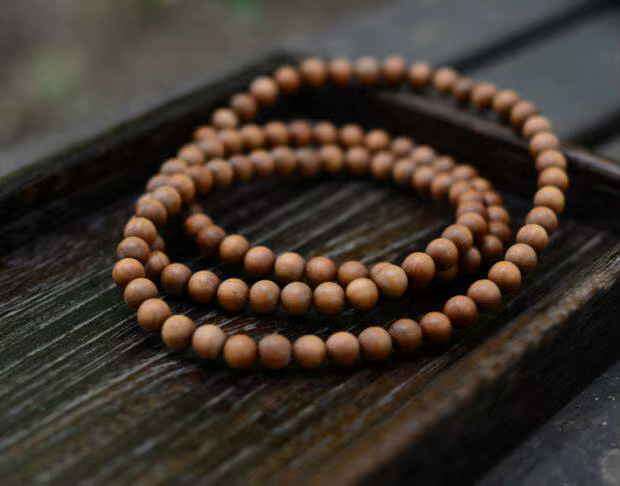 Bracelet mala 108 perles en bois de santal de Mysore naturel pour yoga