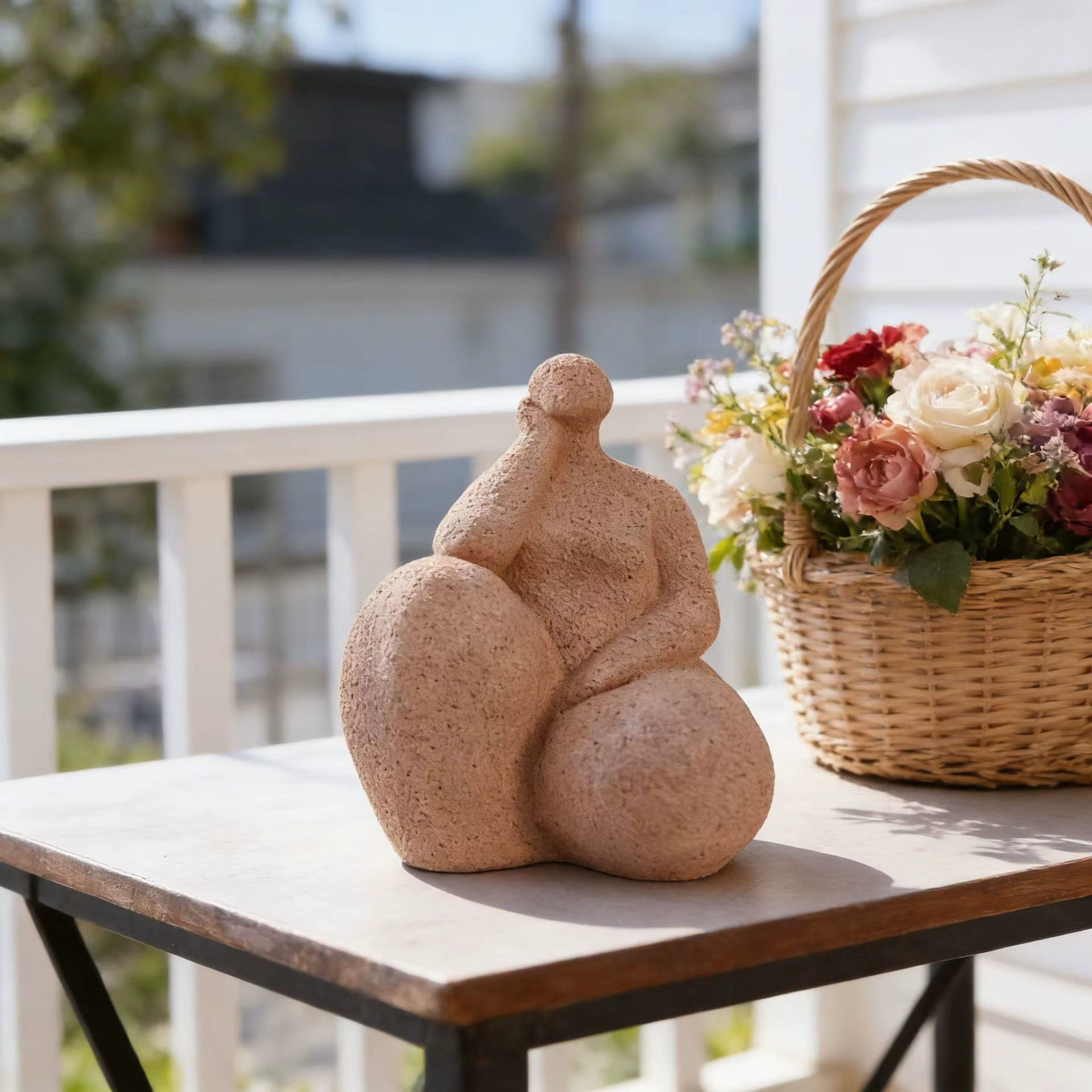 Sculpture abstraite de femme en yoga en résine rouge terre cuite