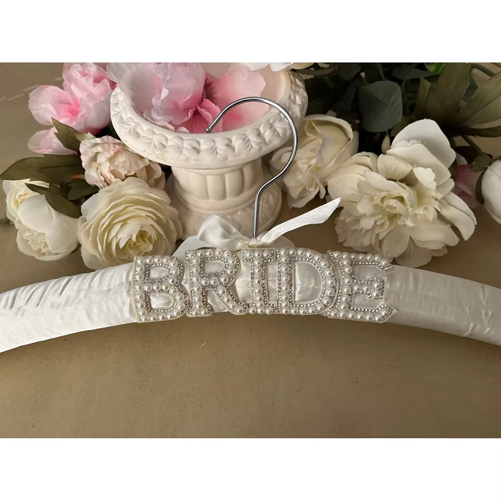 Cintre pour Robe de mariée, avec nœud en perles, en Satin, cadeau de fête prénuptiale, fournitures de fête d'enterrement de vie de jeune fille, accessoire pour Robe
