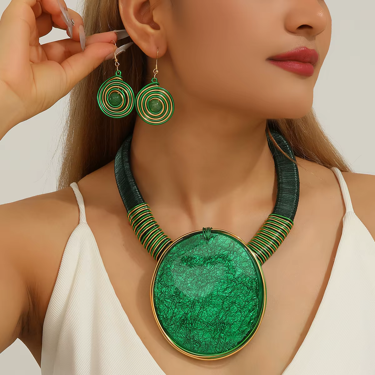 Ensemble de bijoux tendance pour femme : collier bib et boucles d'oreilles faits main en fil d'aluminium avec grandes pierres rondes en résine, accessoires de soirée