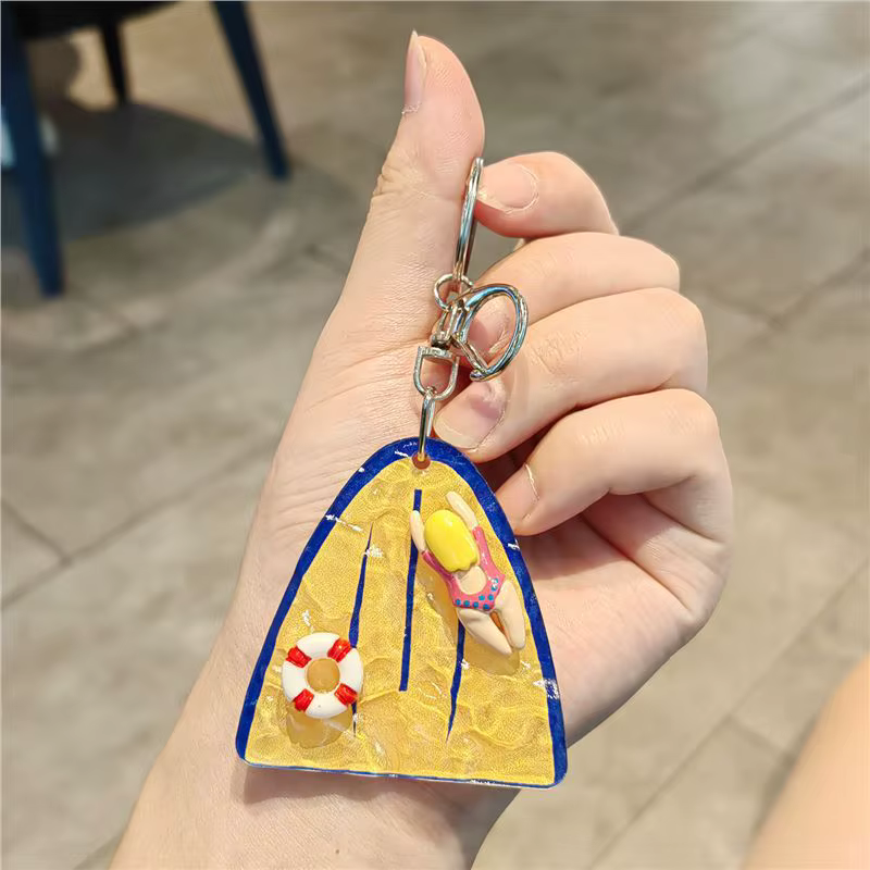 Porte-clés en acrylique Fille nageuse, Pendentif figurine bouée de natation, Accessoire décoratif pour sac à dos ou sac, Idéal comme cadeau de vacances