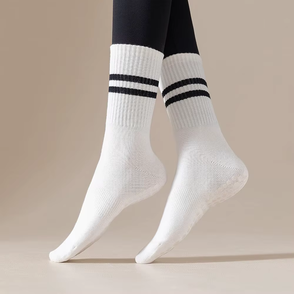 Chaussettes de yoga et de pilates avec poignées pour femmes