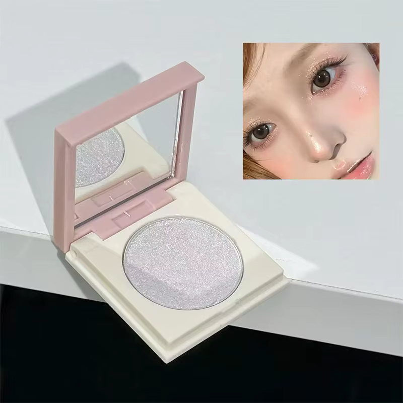 Ensemble de maquillage comprenant 4 gloss à lèvres, 1 huile à lèvres, 1 crème à lèvres, 1 eye-liner, 1 mascara, 1 crayon à sourcils, 1 blush, 1 illuminateur, 1 fard à paupières, 1 poudre pressée