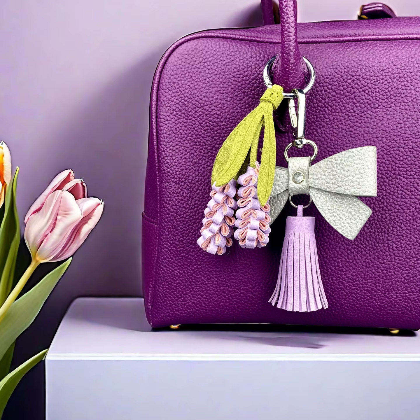 Ensemble de porte-clés et breloques Papillon et Fleur Violets, Accessoires de sac floraux en cuir PU mignons pour les amateurs de violettes / Fleurs réalistes / Excellent cadeau