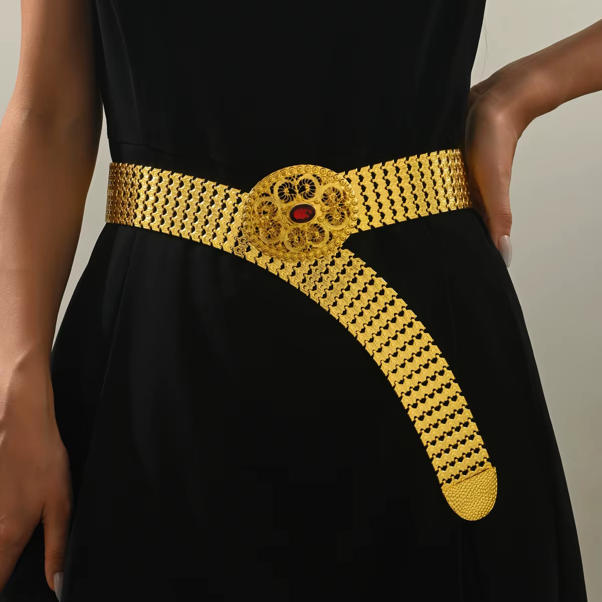 Ceinture large ton doré avec boucle en filigrane complexe et gemme rouge, ceinture de taille réglable pour robes, accessoire de fête élégant