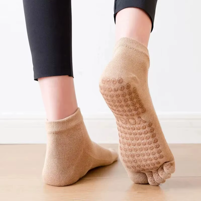 Cinq chaussettes respirantes coordonnantes en silicone pour femmes