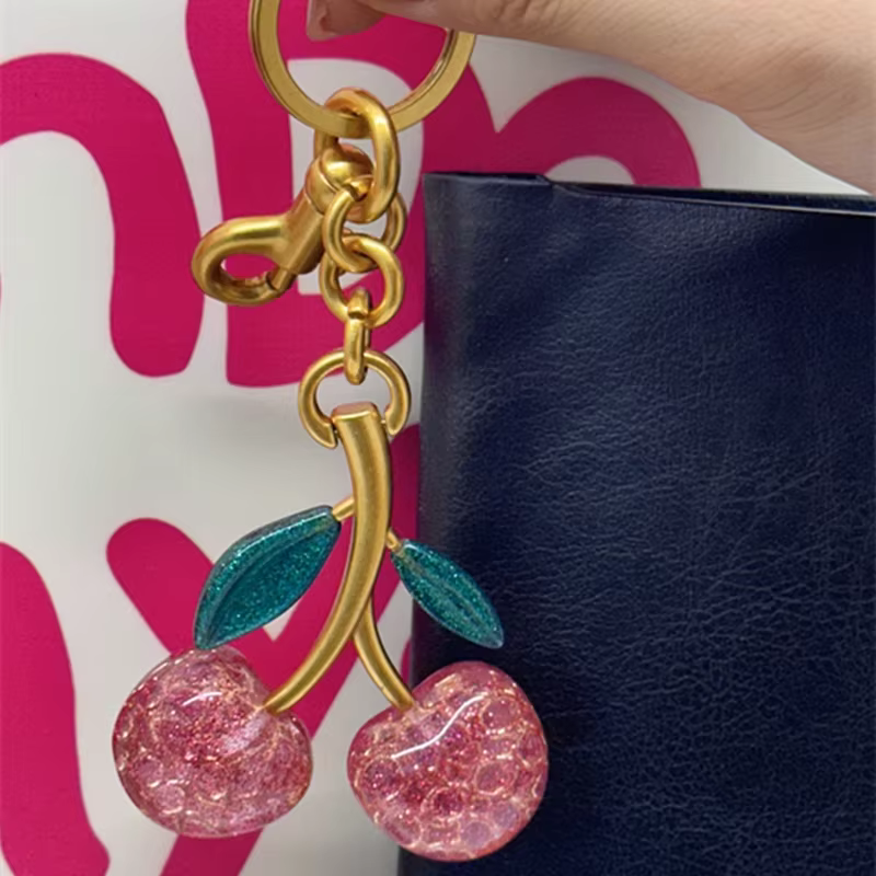 Pendentif cerise en cristal rose, accessoire de décoration pour sac à main d'entraîneur, sac à bandoulière pour femmes, porte-clés de haute qualité, pièce de fixation