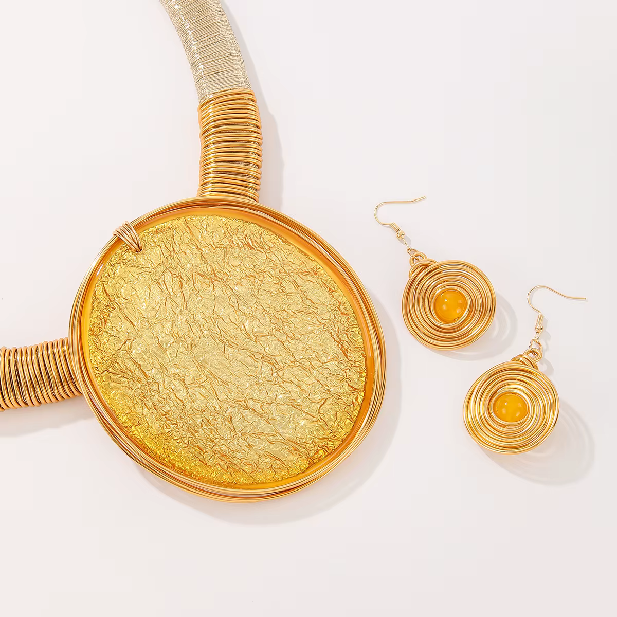 Ensemble de bijoux tendance pour femme : collier bib et boucles d'oreilles faits main en fil d'aluminium avec grandes pierres rondes en résine, accessoires de soirée